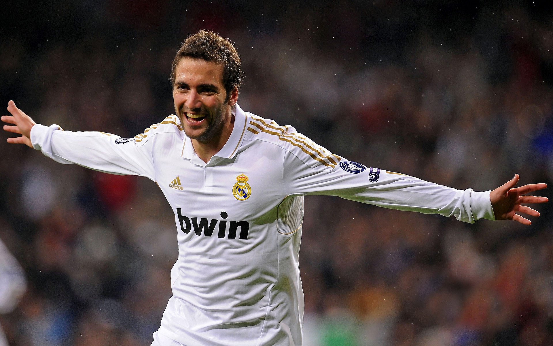 中国足球联赛推动各地球迷组织互访交流，中国地区足球联赛